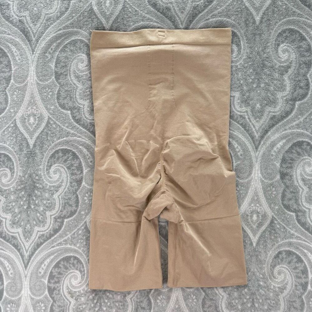 Womens Spanx High-Waisted Mid-Thigh Short - Picture 2 of 3